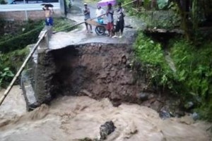 Penampakan jembatan Cijompong pasca diterjang banjir.